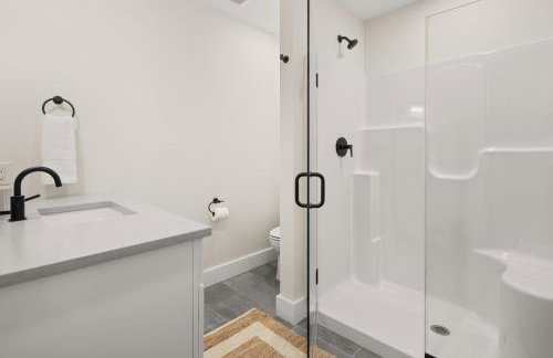 New & Modern Townhouse Close to Skiing, Brand New Hot Tub - Photo 51