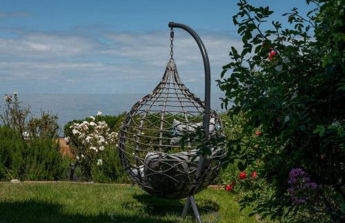 Warm Beachfront Getaway with Winter Ocean Views & Parking - Foto 114