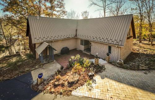 Luxury Lake House w Dock & Game Room - Photo 58