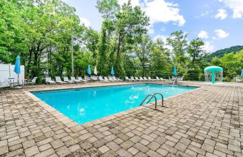 Charming A-Frame Cabin w Hot Tub & Mountain Views - Foto 50