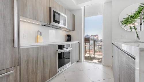 Tiffany Hazel - Rooftop Pool, Gym, & Walk to Beach - Foto 2