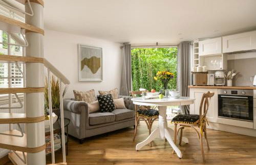 Honeycomb Treehouse in the Heart of Dorset - Photo 4