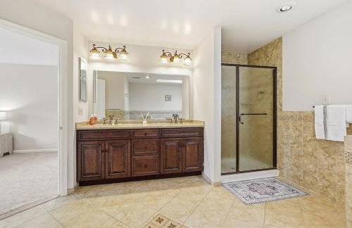 Bright Family Retreat with Private Backyard & Loft - Foto 19