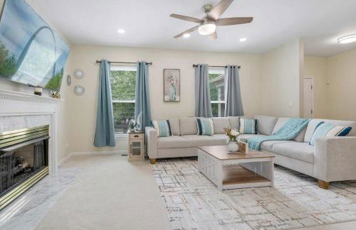 Modern 4BR Retreat with Free Parking in Prime CWE! - Foto 6