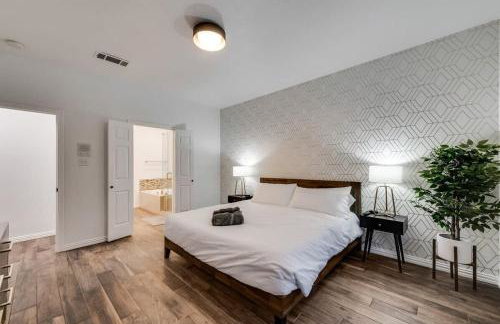 Modern and Luxury DFW Mansion with Backyard Oasis - Foto 7