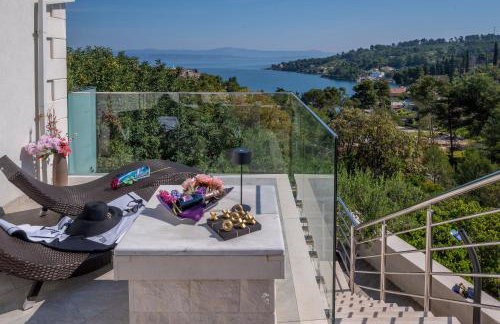 Uniquely designed Villa Ivana with outdoor Jacuzzi nearby the pebble Banje beach at the Island of Solta - Photo 2