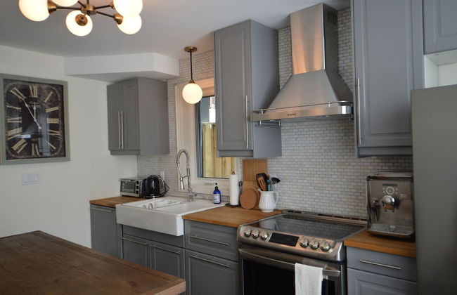 Beautiful 4BR Downtown House, Sleeps 10 - Photo 20