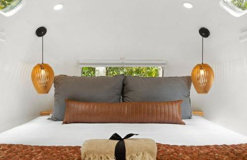 Luxury Airstream w hot tub, king bed, & grill - Foto 20