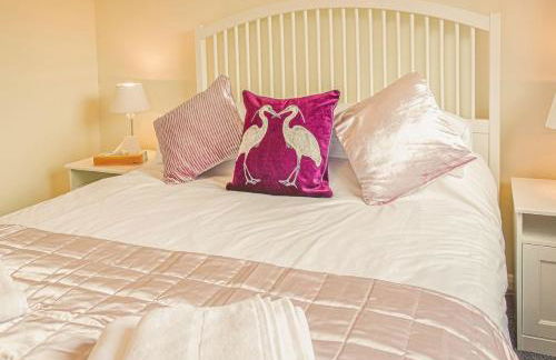 Central 2 Bed House w/ Garden and Free Parking! - Photo 30