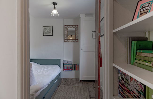 Stunning 2BD in the Heart of Malmesbury - Photo 1