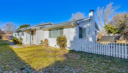 11 Mi to Burney Falls Charming Home with Fireplace - Foto 3