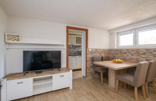 Apartment MARIO - veliki stan za odmor - terasa- vrt - bazen - pogled more, izoliran - Photo 26