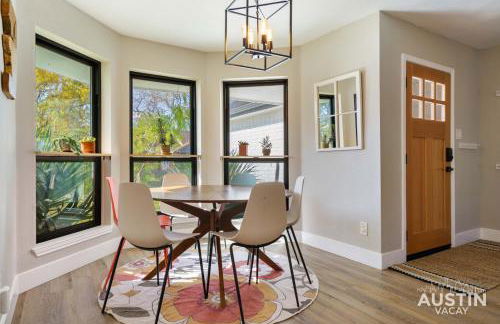 Family 3BR 2BA Home Near Charming Main Street w Cowboy Pool by Austin Vacay - Foto 17