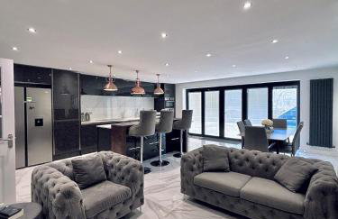 Luxury 5BR Stay With City Access - Photo 16