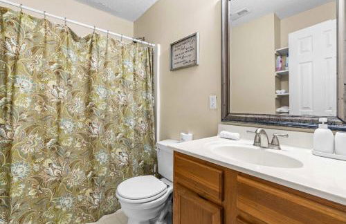 Spacious 3BR Retreat Perfect for Groups Near Downtown - Foto 14