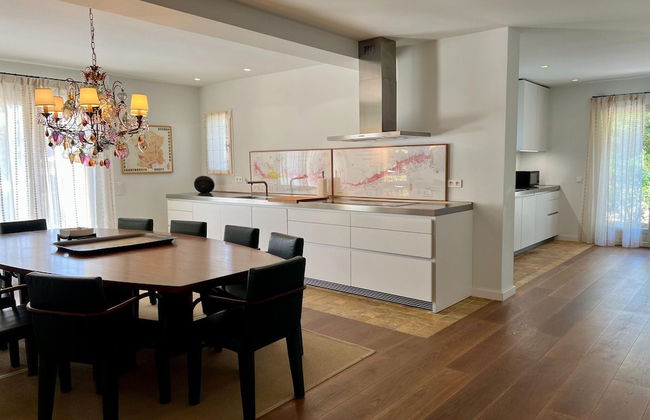 Luxury Villa With Private Pool - Photo 30