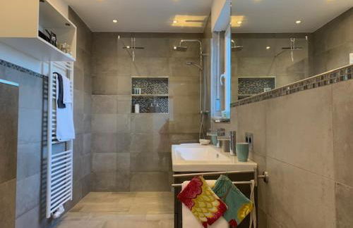 Erstklasssige moderne Apartwohnung 85 qm mit Terrasse und Garten - Foto 9