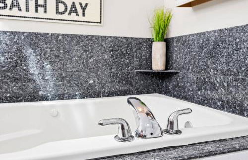 3BR Cozy Family Home with HotTub & Spacious Backyard - Foto 54