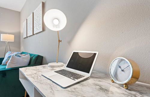 Modern 2BR/2BA in Irvine Pool & Gym - Foto 10