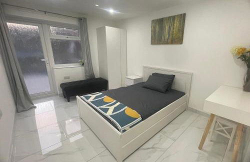 Newly built modern flat with free parking close to London Luton airport and L&D hospital - Photo 13