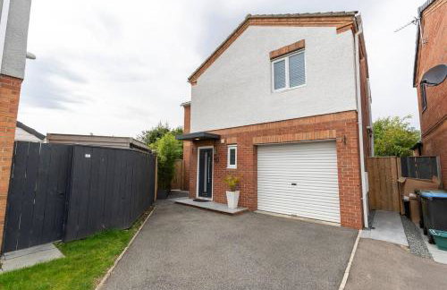 Pass the Keys 4-Bed Home with Garden Parking Near Durham - Foto 2