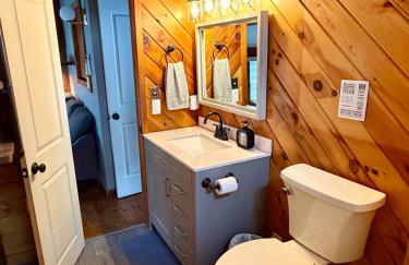 Lakefront Cabin with Hot Tub, Views & Fireplace - Foto 28