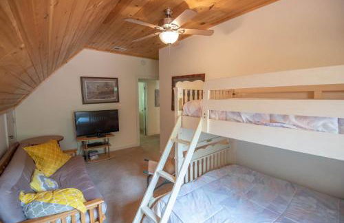 Retriever Beach - New River-frontage with Your Own Private Beach! Fire Pits - Games and More! - Foto 23