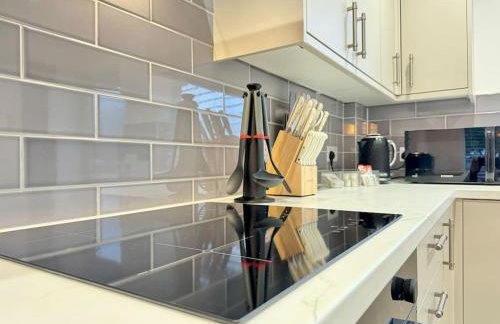 Modern 3 Bedroom Home - Free Driveway Parking - 6 Guests - Upstairs Bathroom and Downstairs WC - Foto 24