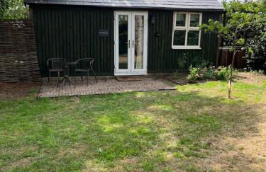 Tiny home in Grade 1 listed church garden - Photo 2