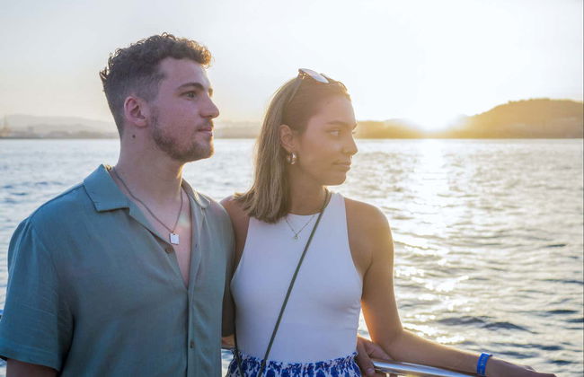 Passeio de catamarã ao entardecer - Foto 1