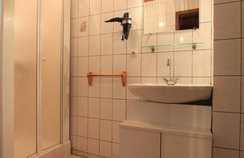 Maison de charme en pierre au bord d’un ruisseau, proche d’un bourg médiéval – Jardin et garage inclus - FR-1-582-151 - Foto 7