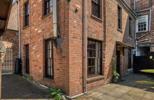 Grade II Listed Cottage in Central Taunton - Photo 1