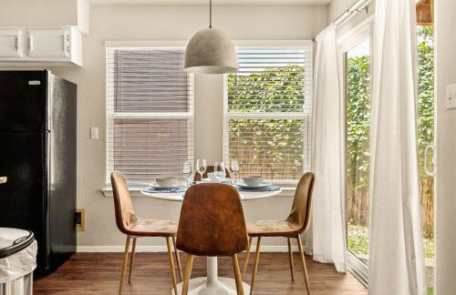 Serene SoCo Escape, Walk to Cafes and Free Parking - Photo 27