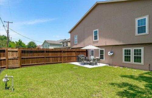 Bring the Crew! 4BR Luxe Pad, Backyard Magic & City at Your Door - Foto 43