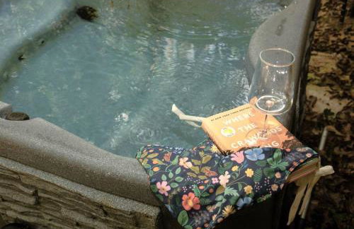 Cabin in the Woods - Hot Tub, Fire Pit, BBQ - Foto 1