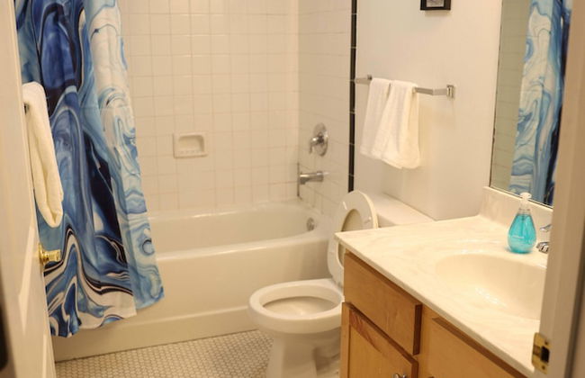 University Retreat With Plenty of Restaurants Nearby - Photo 12