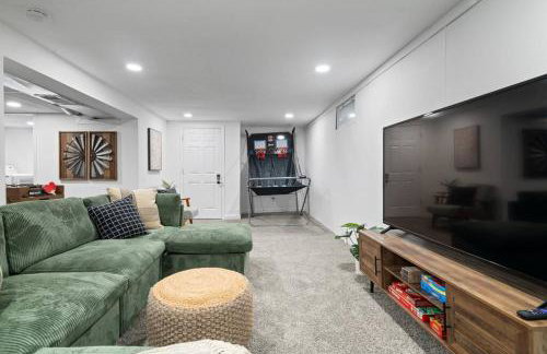 Urban Oasis Cozy Home Near Downtown with Game Room and Firepit - Foto 36