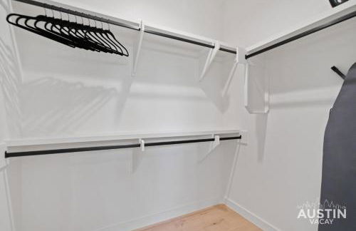 Luxury 2BR 2BA East Austin retreat w yard, deck and garage parking by Austin Vacay - Foto 9