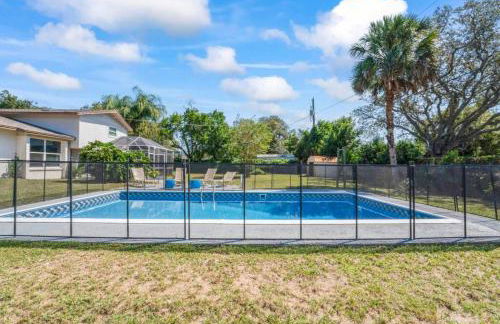 Oversized 4bed + Converted Bedroom, HEATED Pool + Hot Tub - Photo 35