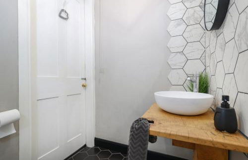 Extravagant 6 Bed Victorian Townhouse with Hot Tub - Photo 46