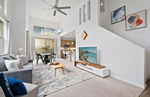 # Marbella Lane-Elegant 3BR Getaway with Superb Views - Foto 13