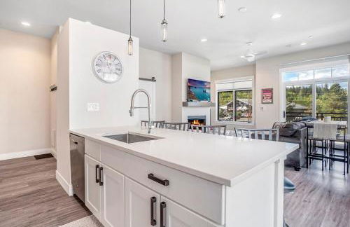 Cozy Downtown Condo with Jacuzzi 5 Min to Resort - Foto 17