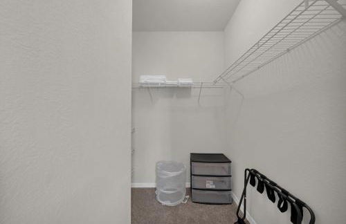 Modern 2BR2BA Pool Gym Near Airport #8 - Foto 8