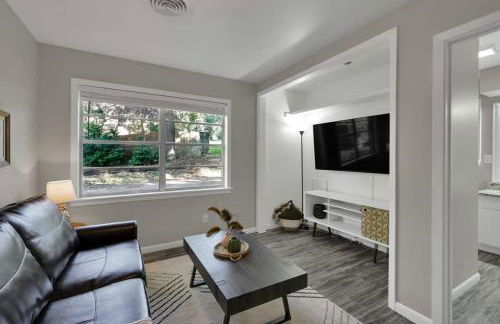 The Huge Home I Next 2 SHSU I Sleeps 16 I PingPong - Foto 16