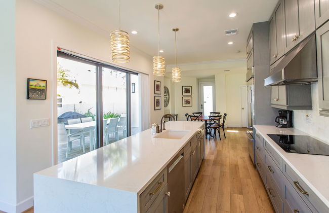 Sorrento Luxury Vacation Home: Expansive 5-Bedroom, 4.5-Bath Retreat with Private Pool, Hot Tub, and Pet-Friendly Accommodations – Just a Short Walk from Stunning Vanderbilt Beach - Foto 13