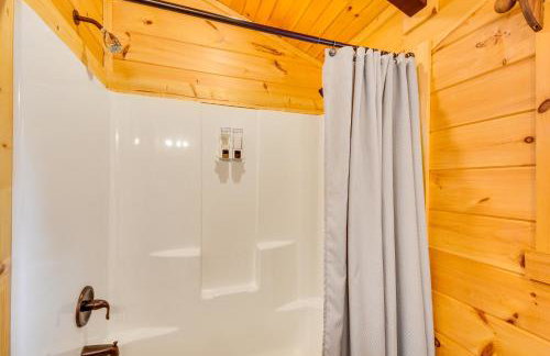 Waterfront Seneca Cabin about 4 Mi to Boat Launch! - Foto 15