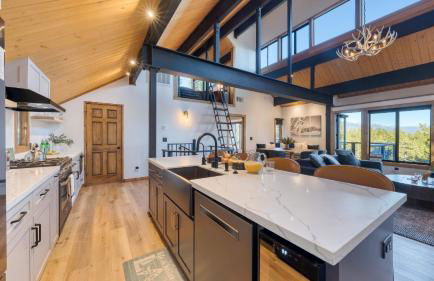 Lake View, Firepit, Game Room Remodeled Lake Tahoe Luxury Cabin by Avantstay - Foto 28