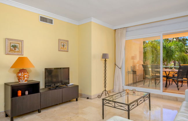 2 bedroom Apartment in Marbella with swimming pool and garden - Photo 7