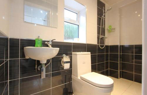 Stunning 3 Bedroom 2 Bathroom Bungalow by CozyNest - Photo 7