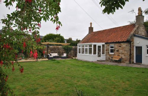 Carpenters Cottage- coastal stay with garden - Foto 2